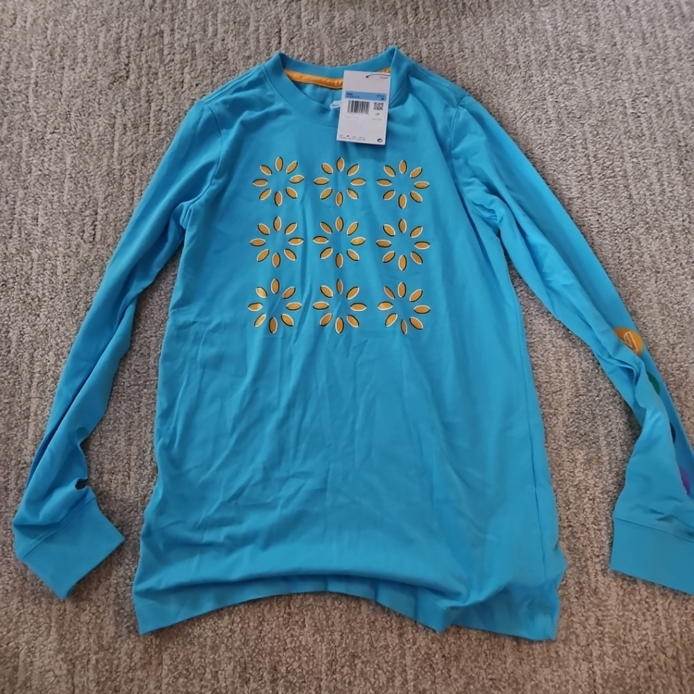 Nike kids relaxed fit long sleeve tshirt. Unisex